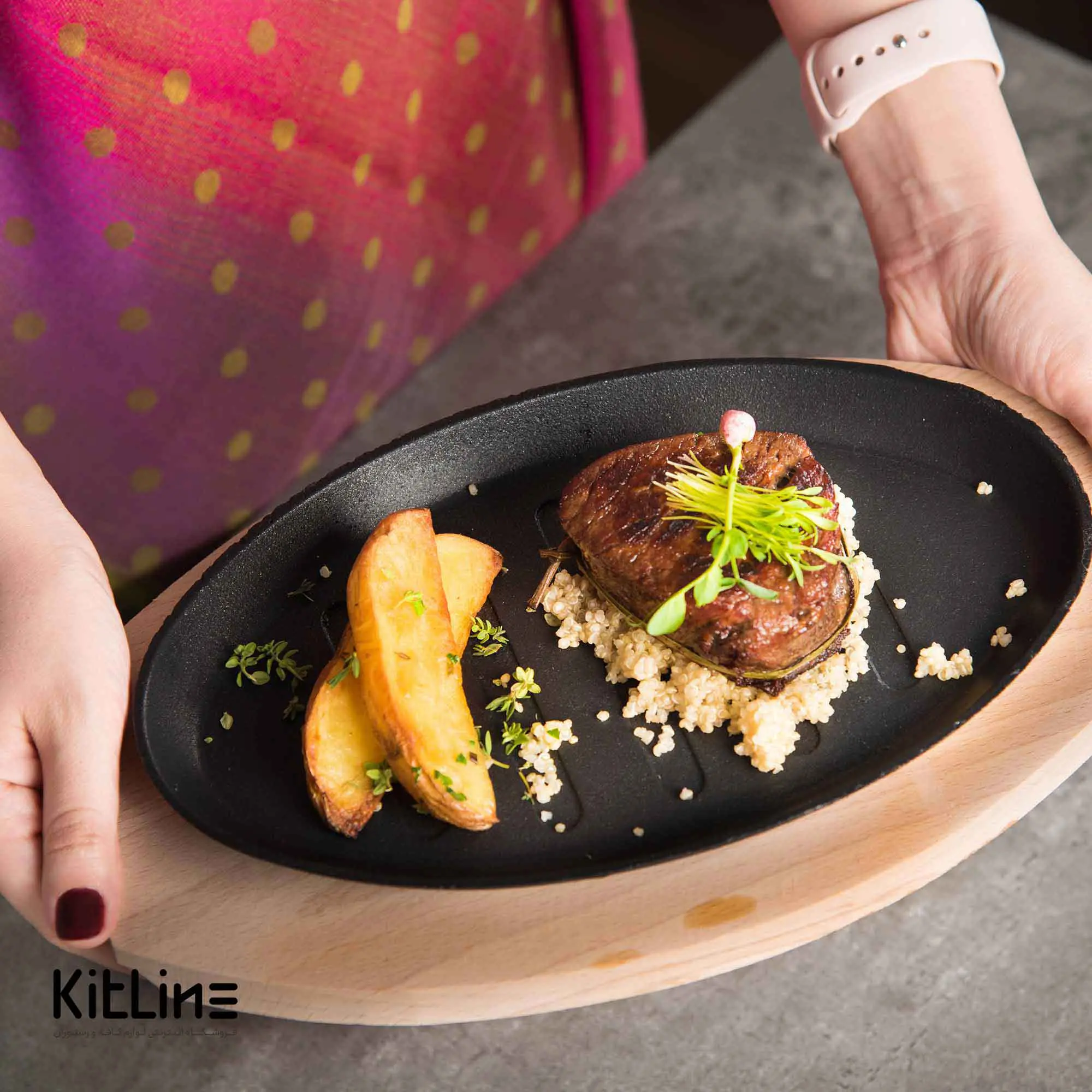 ظرف سرو استیک ۲۷ سانتیمتری چدنی همراه با تخته چوبی و دستگیره کیچن تک - تصویر 5