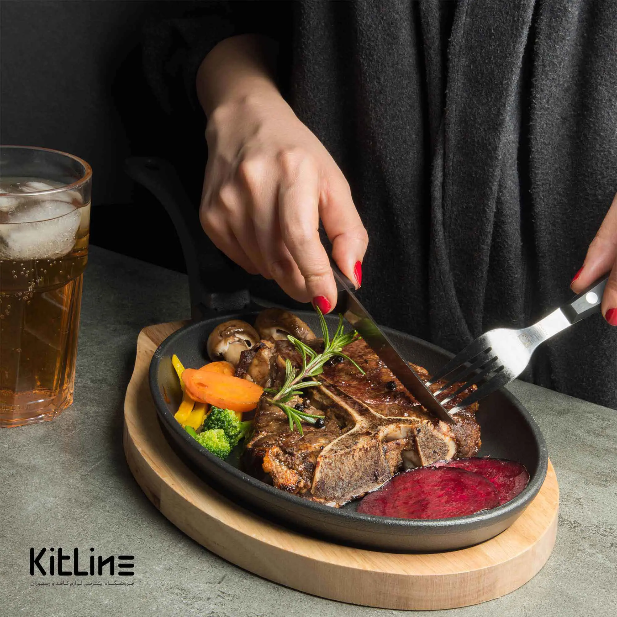 ظرف سرو بیضی چدنی ۱۸×۲۶ سانتیمتری همراه تخته چوبی و دستگیره - تصویر 4